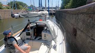 In je eentje met een zeilboot door een sluis vlog22 [upl. by Tsugua]