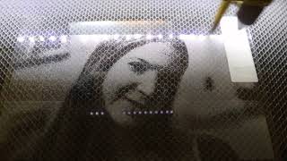 GRM  Gravure laser dun portrait sur verre [upl. by Ablasor]