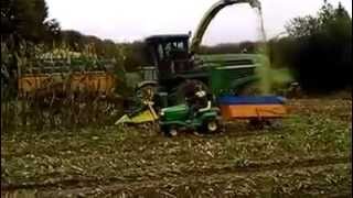 Ensilage Avec une Vrai ensileuse avec un tracteur tondeuse John deere [upl. by Luzader525]