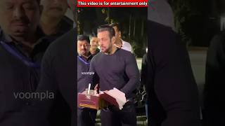 सलमान खान ने गरीब व्यक्ति को खाना खिलाया  Salman Khan and Poor Man salmankhan shortvideo [upl. by Shayla]