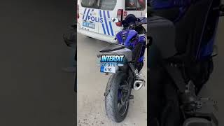 Il Relève sa Plaque dImmatriculation devant la police police moto motard vitesse controle [upl. by Haleigh]