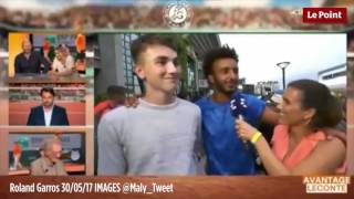 Roland Garros  Maxime Hamou tente dembrasser de force une journaliste [upl. by Ahsercul988]