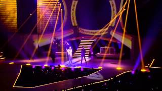 LAURA PAUSINI XMAS GIFT  RESTA IN ASCOLTO INEDITO WORLD TOUR [upl. by Ecirtram]