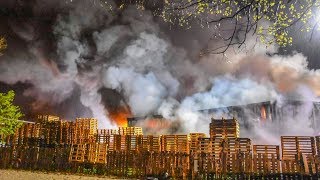 LAGERHALLE KOMPLETT IM VOLLBRAND FEUERWEHREN im GROSSEINSATZ  FLAMMEN SCHLAGEN AUS HALLE [upl. by Mraz]