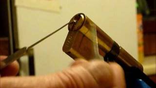 Single Pin Picking Vs Raking UAP 5 Pin Euro Cylinder Lock uklocksportcouk [upl. by Marleen]