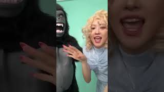 Rosé invites King Kong to do the APT dance challenge together rosé blackpink [upl. by Yaf]