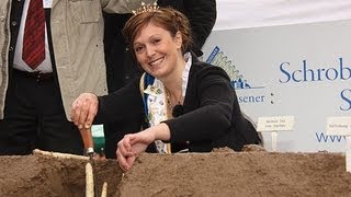 Spargelanstich 2013 auf dem Münchner Viktualienmarkt mit Spargelkönigin Stefanie I [upl. by Dressler]