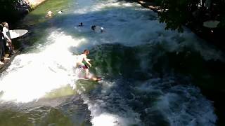 Surfer Wellenreiten in München Eisbachwelle Englischer Garten [upl. by Burney]