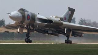 Vulcan XH558 returns to Finningley Robin Hood Airport [upl. by Ahtnammas]