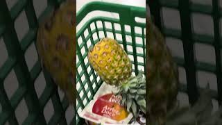 Mais cest quoi cette trend de lananas retourné dans ton chariot au supermarché ananas [upl. by Qahsi]