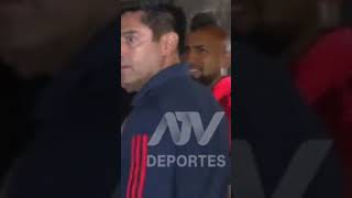 ARTURO VIDAL lo INSULTAN pero SE RIE🤣 arturovidal chile colocolo ricardogareca futbolchileno [upl. by Meunier]