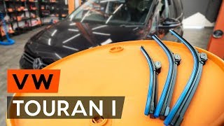 Cum se înlocuiesc stergatoare parbriz  lamela stergator pe VW TOURAN 1 1T3 TUTORIAL AUTODOC [upl. by Shaffer]