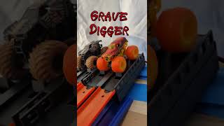 Grave Digger vs Max D an EPIC race who will win [upl. by Kotto]