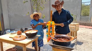 HOY CELEBRAMOS LA COLOCACION DE LA SANTA CRUZ EN MI CASA CON UN RICO MOLE ROJO MOLIDO EN MI METATE [upl. by Idnam]