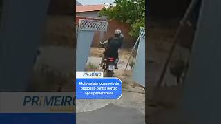 Mototaxista joga moto de propósito contra portão após perder freios [upl. by Neirod]