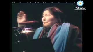 Mercedes Sosa  La Maza en vivo live concert version [upl. by Aecila]