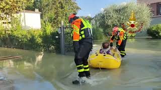 Alluvione Emilia Romagna i soccorsi alla popolazione [upl. by Yatnohs807]