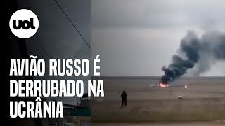 Guerra na Ucrânia vídeos mostram avião russo sendo derrubado e captura de prisioneiro [upl. by Solim]