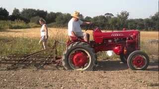 Mc Cormick F135 D avec un cultivateur de 2m de large [upl. by Brit]