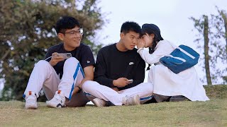 Girl Whispers to Boys When Asking the Way  Prank 当女生用悄悄话向男生问路，一旁的朋友满脸好奇 [upl. by Neeliak]