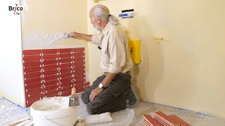 Poser du carrelage mural dans une salle de bains  Tuto bricolage avec Robert [upl. by Aydne]