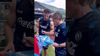 Oriali firma autografi Rrahmani lo aiuta siparietto splendido [upl. by Dnalra192]