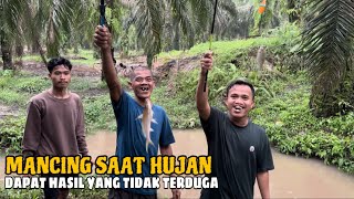 Mancing Saat Hujan Dapat Hasil Yang Tidak Terduga [upl. by Wilfred571]