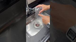 Pon una botella de agua boca abajo en el desagüe del fregadero ¡Es increible😱limpieza dicas [upl. by Pudens496]