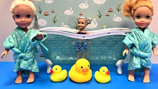 Bath time  Elsa amp Anna toddlers  soap bubbles  Barbie dolls [upl. by Shel]