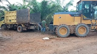 Motor Grader Help Dump Truck [upl. by Job]