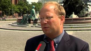 Polizei erschießt nackten Mann im Neptunbrunnen [upl. by Mcclain167]