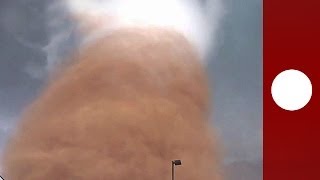 Un homme filme une gigantesque tornade qui sabat sur un champ de pétrole aux EtatsUnis [upl. by Nickolas]