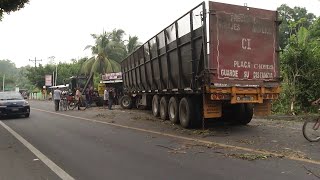 Cuantiosos daños dejó accidente de rastra en carretera del Litoral [upl. by Natka548]