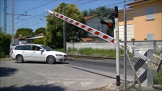 Spoorwegovergang Lucca I  Railroad crossing  Passaggio a livello [upl. by Selrhc828]