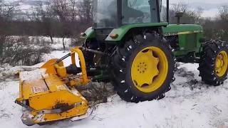 John Deere 2140  Curățare pășune cu tocătoare resturi vegetale cu ciocane  Cleaning land [upl. by Attolrac]