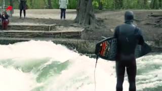 Surfen extrem Der Eisbach hat seine Welle wieder [upl. by Pages]