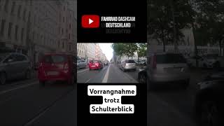 Autofahrer macht einen Schulterblick und nimmt trotzdem den Vorrang [upl. by Auqenat]