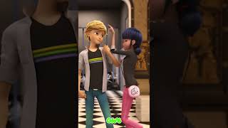 MARINETTE BEIJA ESTÁTUA DO ADRIEN 👀  MIRACULOUS 3ª TEMPORADA  LADYBUG  Mundo Gloob Shorts [upl. by Engelbert666]