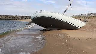 Zeilboot lijdt schipbreuk op Kleine Strand in IJmuiden aan Zee [upl. by Melosa56]