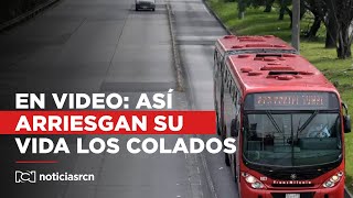 En video así es como colados en Transmilenio arriesgan su vida para evitar pagar el pasaje [upl. by Nutsud681]