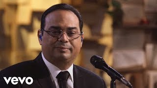 Gilberto Santa Rosa  Ni Bien Ni Mal En Vivo [upl. by Aken]