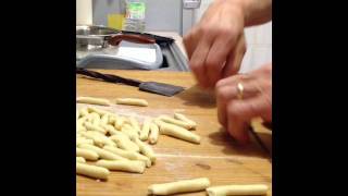 Strascinati Innamorati orecchiette maccheroni e troccoli del Gargano fatti a mano [upl. by Anikes]