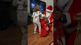 Larrivo di Babbo Natale La bambina Alissa riceve regali [upl. by Eymaj911]