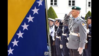 Militärische Ehren  Bosnien Herzegowina  Ehrenbataillon [upl. by Llenyaj]