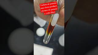 Reacción del yoduro de potasio con cloro produciendo yodo libre quimica reaccionquimica science [upl. by Pembrook22]