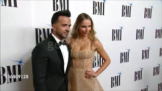 Luis Fonsi y Águeda asisten a los BMI Awards 2017 [upl. by Ashbey]