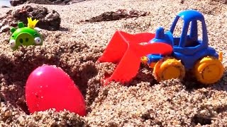 Spielspaß am Strand  Der Traktor gräbt Überraschungseier aus  Tolle Spielzeugautos [upl. by Jaenicke]