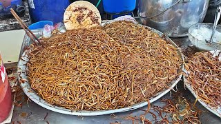 This FAMOUS Stall in PENANG Sells the CHEAPEST 020 Fried Mee in Malaysia  Makanan Jalanan 街头小吃 [upl. by Navis]