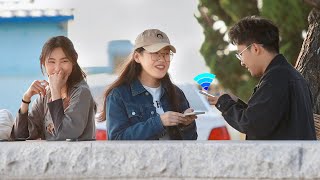 Man Uses Siri to Pick up Girls  Prank 男生问何时脱单，Siri的回答成功逗笑身旁女生 [upl. by Ahseetal]