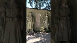 Das Kriegsdenkmal für gefallene Soldaten des Zweiten Weltkriegs adolfhitler zweiterweltkrieg urbex [upl. by Hardie]